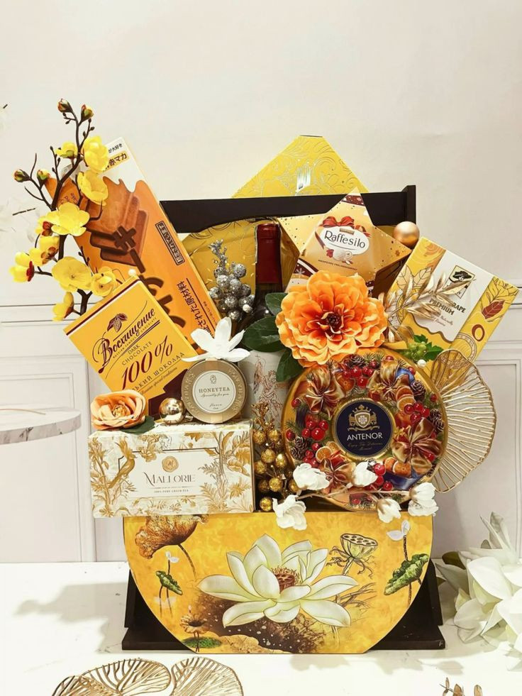 Giỏ quà bánh kẹo Tết màu vàng sang trọng, tượng trưng cho phú quý