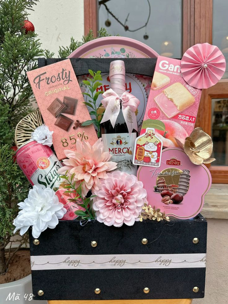 Giỏ bánh kẹo Tết màu hồng với sự kết hợp hài hòa, tinh tế