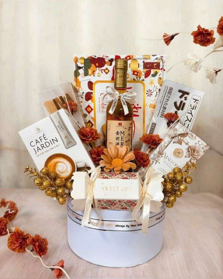 Giỏ quà bánh kẹo Tết kèm rượu Sake truyền thống Nhật Bản