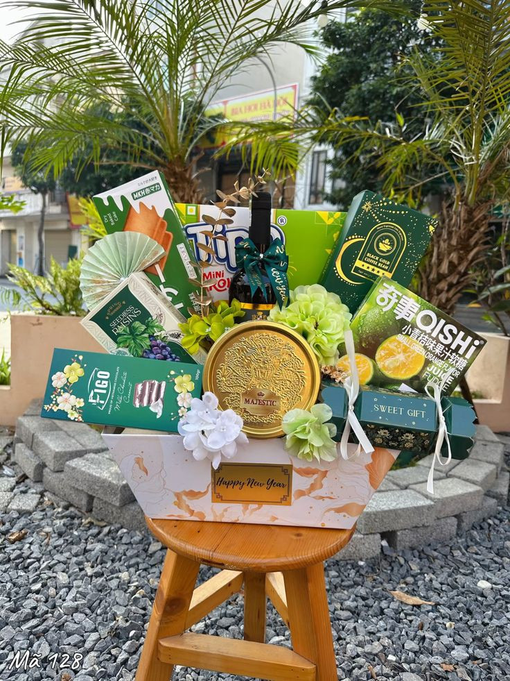 Giỏ quà bánh kẹo Tết với tông màu xanh lá tươi mát, tràn đầy sức sống