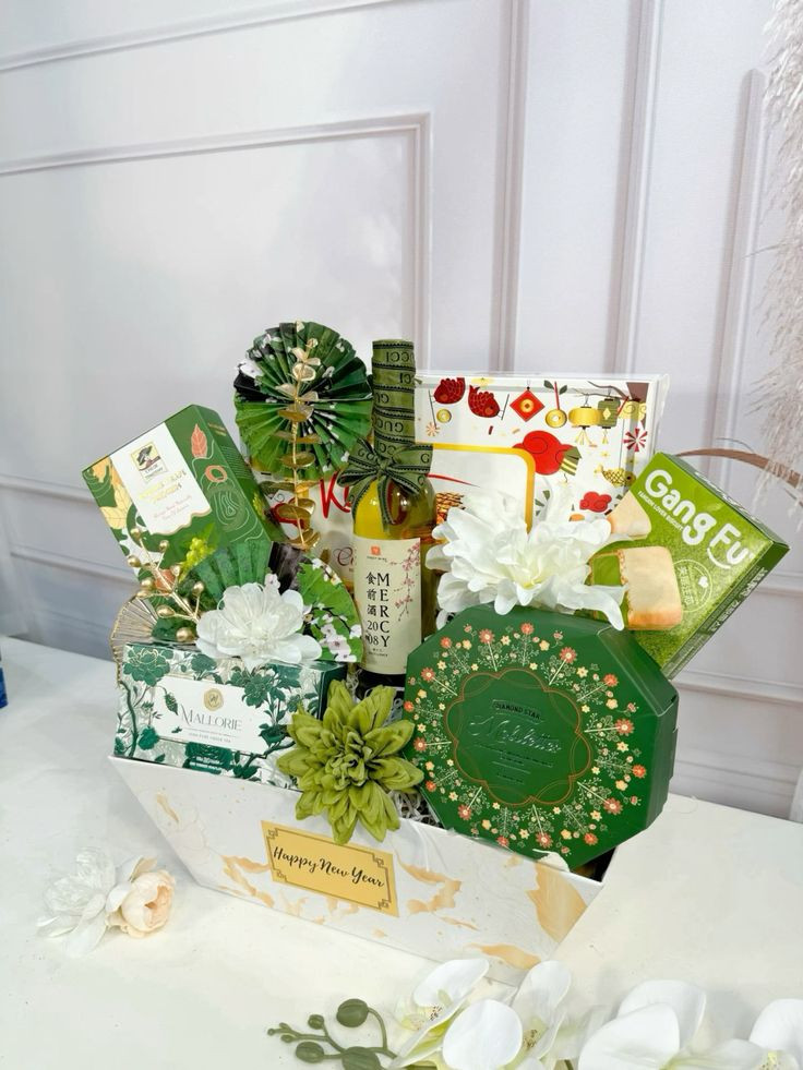 Giỏ bánh kẹo Tết màu xanh lá với các loại bánh kẹo đa dạng