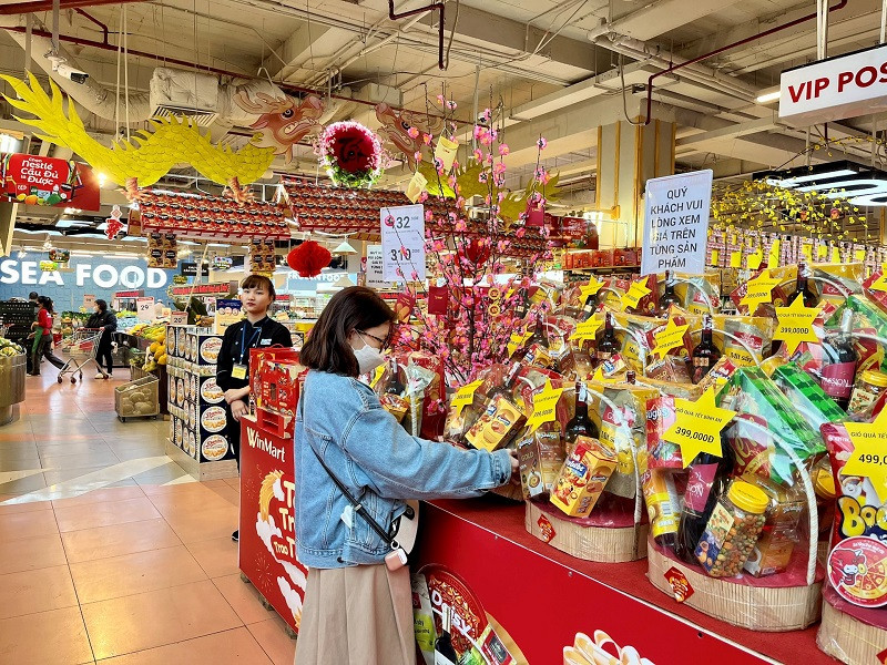 Giỏ quà bánh kẹo được bày bán tại siêu thị với nhiều sự lựa chọn