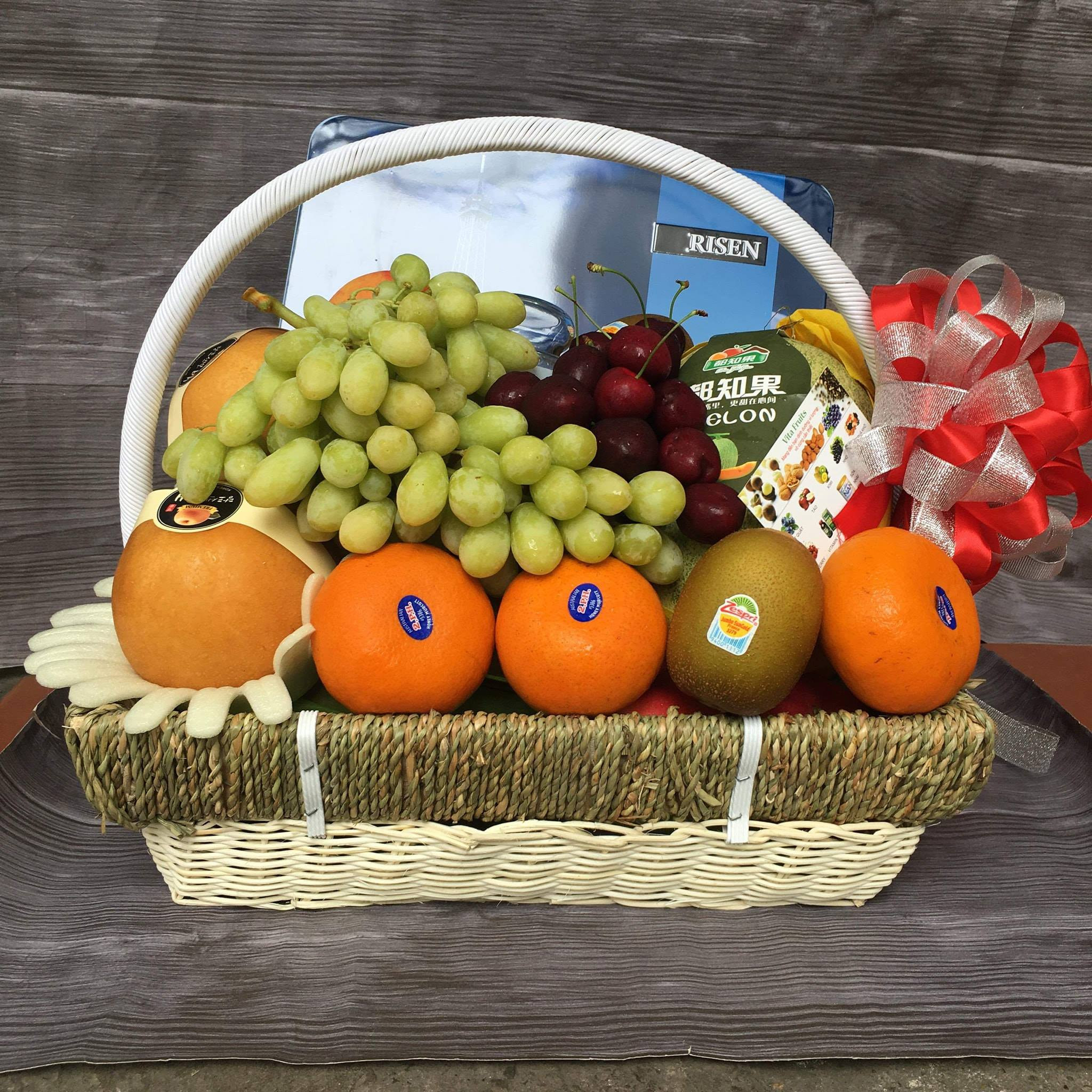 Giỏ quà bánh kẹo kết hợp hoa quả tươi tắn, đa sắc màu