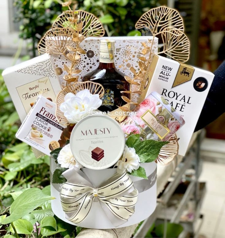 Giỏ quà bánh kẹo Tết kèm rượu Whisky mạnh mẽ, đẳng cấp