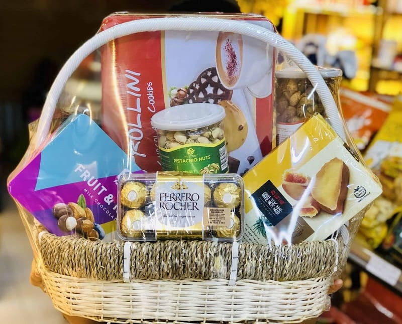 Giỏ bánh kẹo Tết không rượu với nhiều loại bánh kẹo đa dạng