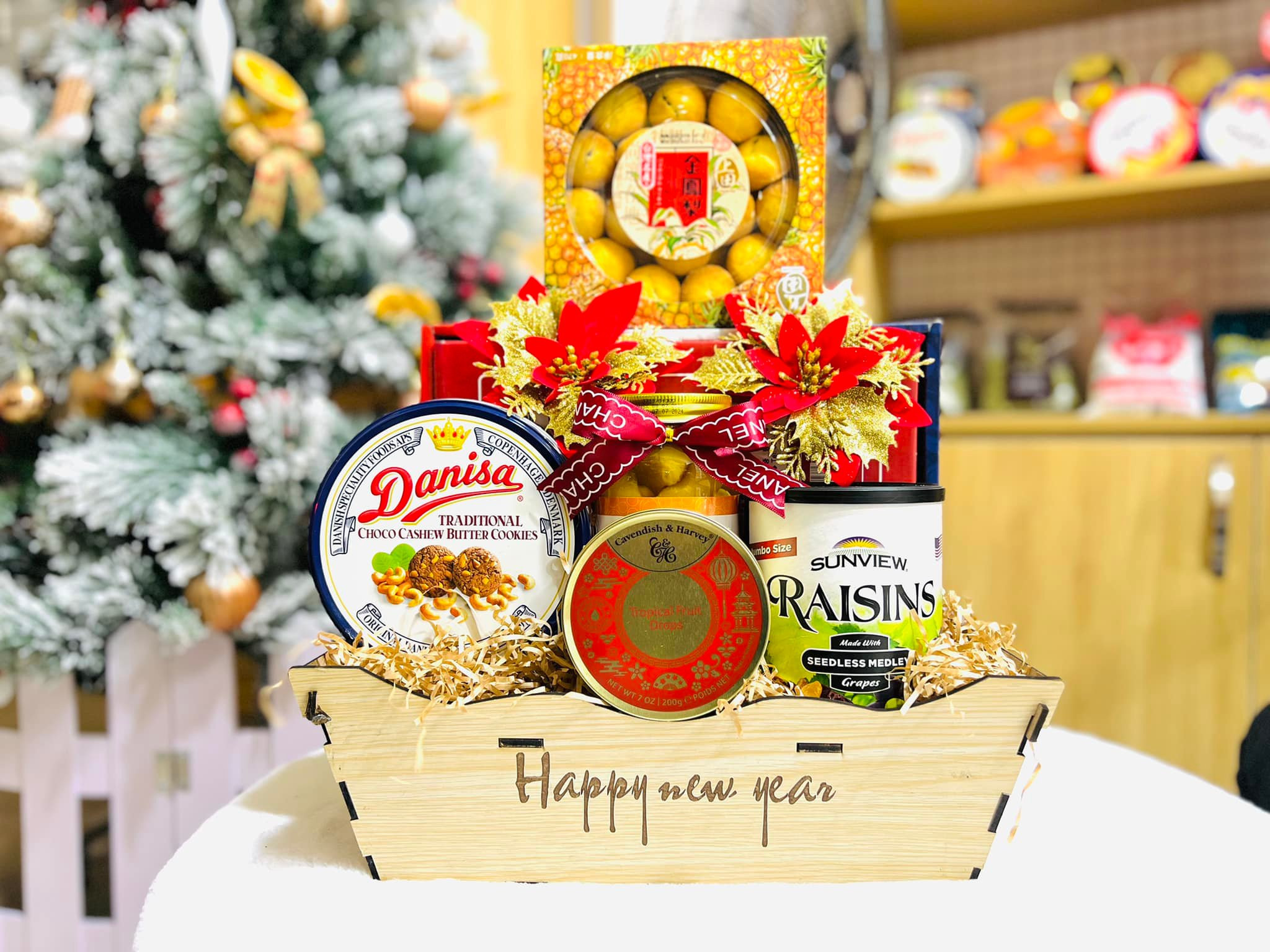 Giỏ quà bánh kẹo Tết đẹp với nhiều loại bánh kẹo cao cấp