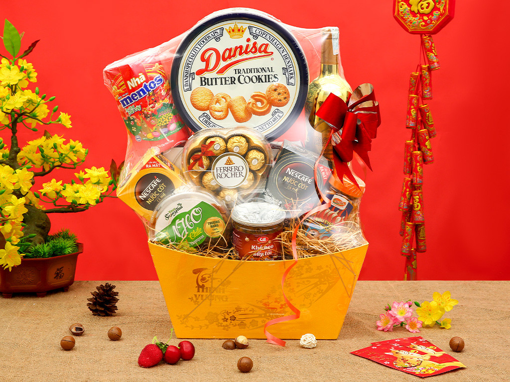 Nhiều loại bánh kẹo chất lượng cao được sắp xếp trong giỏ quà