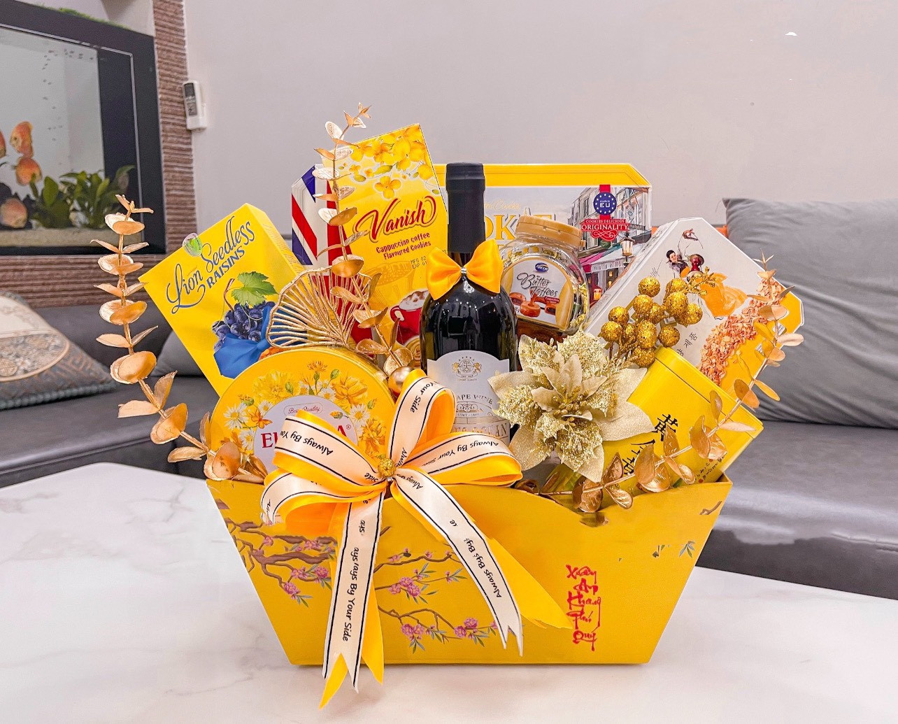 Giỏ quà bánh kẹo Tết được trang trí đẹp mắt, thu hút ánh nhìn