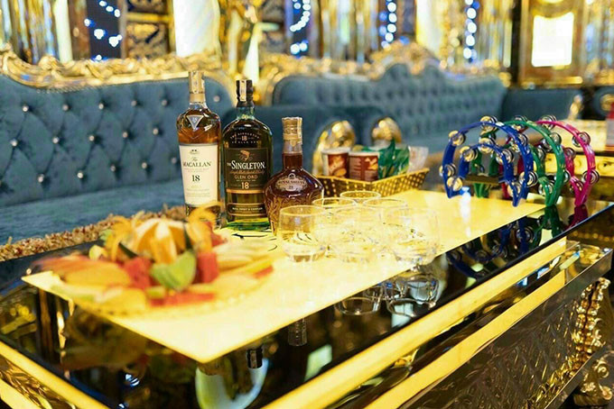 Hệ thống đèn và âm thanh hiện đại trong phòng karaoke