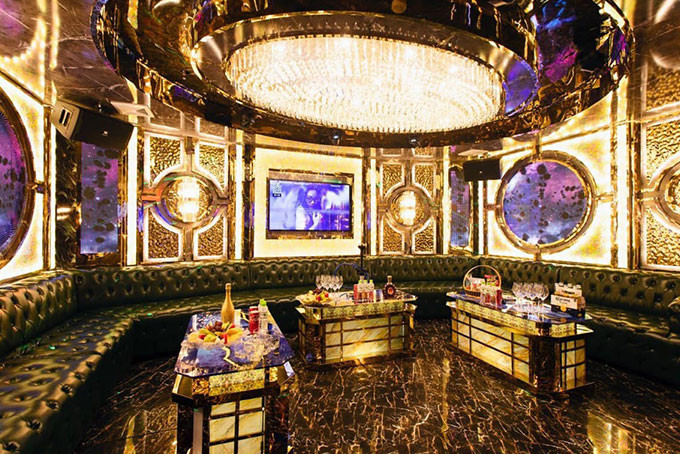 Không gian phòng karaoke ấm cúng với ghế sofa thoải mái