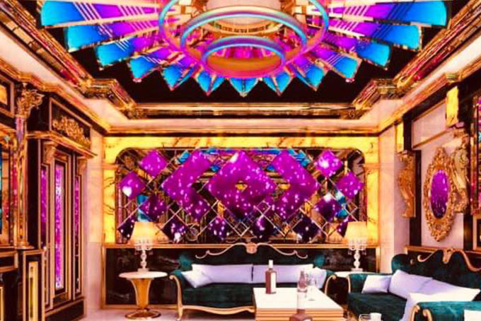 Màn hình lớn và micro trong phòng hát karaoke