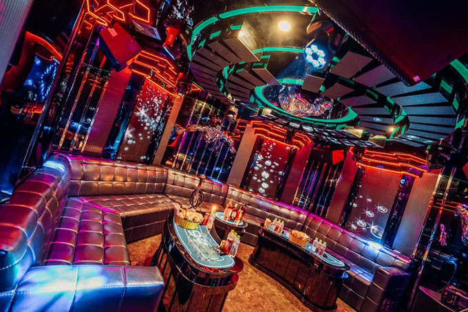 Cửa hàng karaoke với biển hiệu nổi bật về đêm