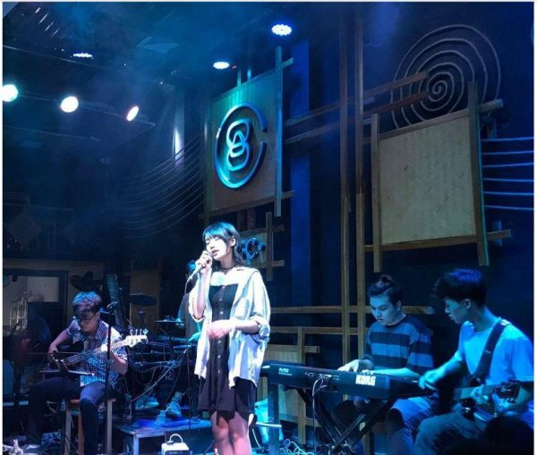 Khách hàng thư giãn trong không gian quán cafe hát cho nhau nghe