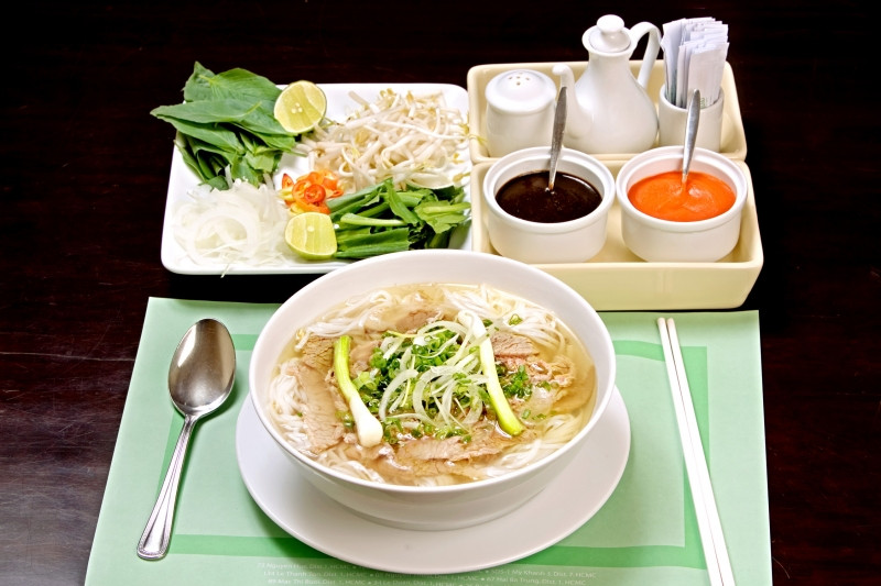 Tô phở bò nóng hổi, thơm lừng
