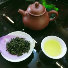 Từng cánh trà sen Tây Hồ được ướp hương công phu, đậm đà