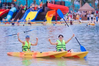 Tận hưởng những ngày hè sảng khoái bên bạn bè tại VinWonders Water Park