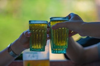 Thưởng thức những cốc bia mát lạnh cùng bạn bè, đồng nghiệp