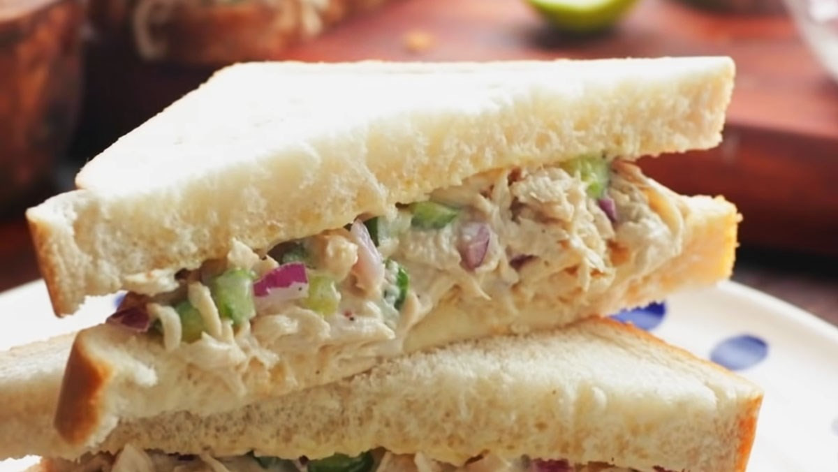 Sandwich gà dưa leo tiện lợi