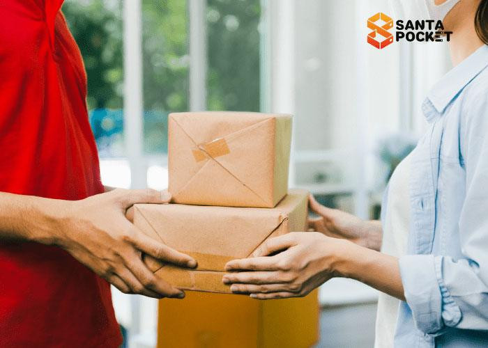 Shipper đang lấy hàng từ cửa hàng hoặc nhà của người bán