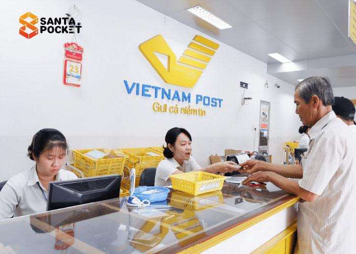 Người bán đang gửi bưu kiện tại quầy của bưu cục