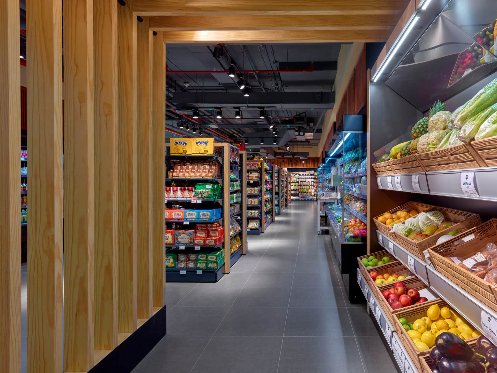 Mẫu thiết kế cửa hàng tiện lợi với khu vực trưng bày sản phẩm đa dạng