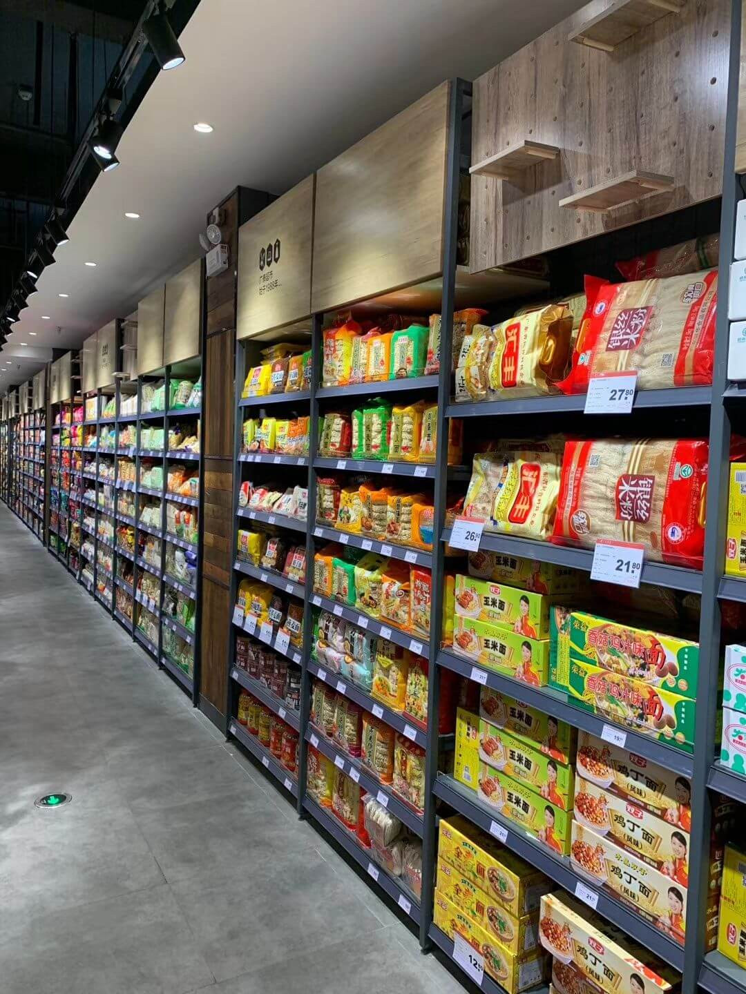 Mẫu thiết kế cửa hàng tiện lợi kết hợp khu vực ngồi thư giãn