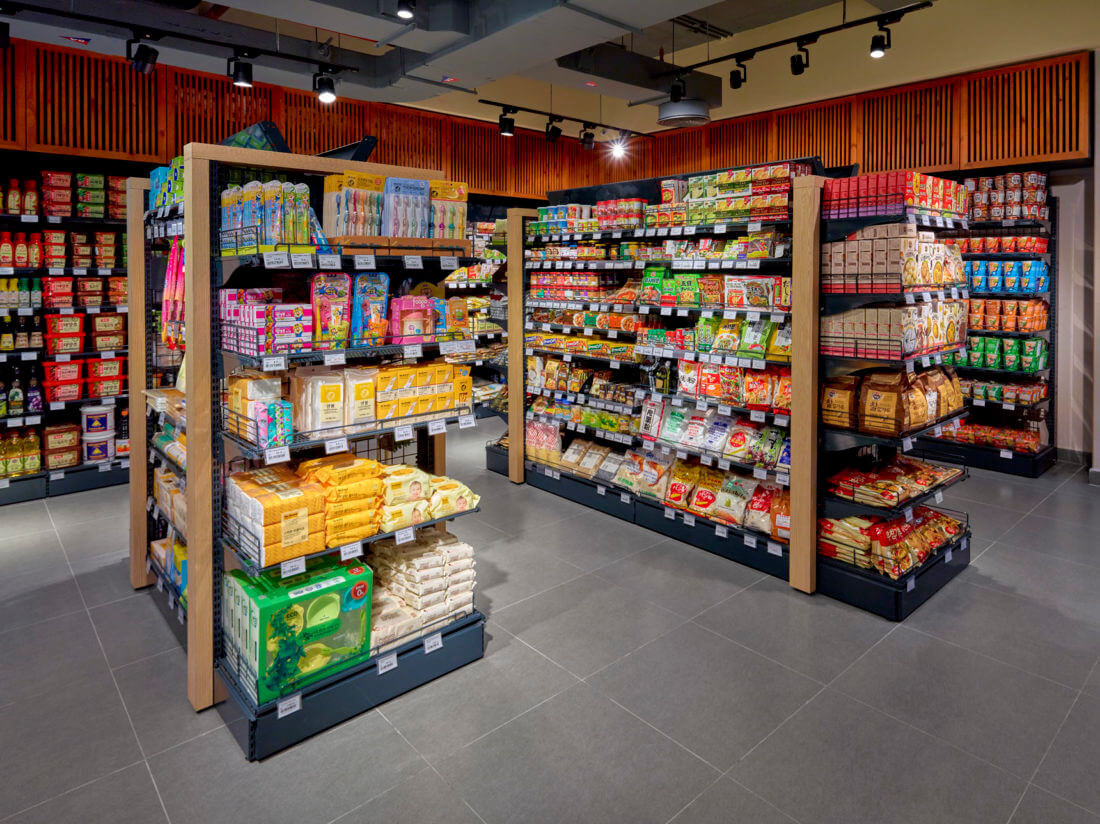 Mẫu thiết kế cửa hàng tiện lợi với tông màu sáng và bố cục rõ ràng