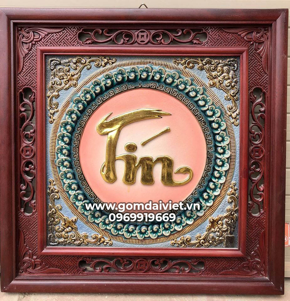 Tranh sứ đắp chữ Tín dát vàng đắp nổi khung gỗ gụ 50cm