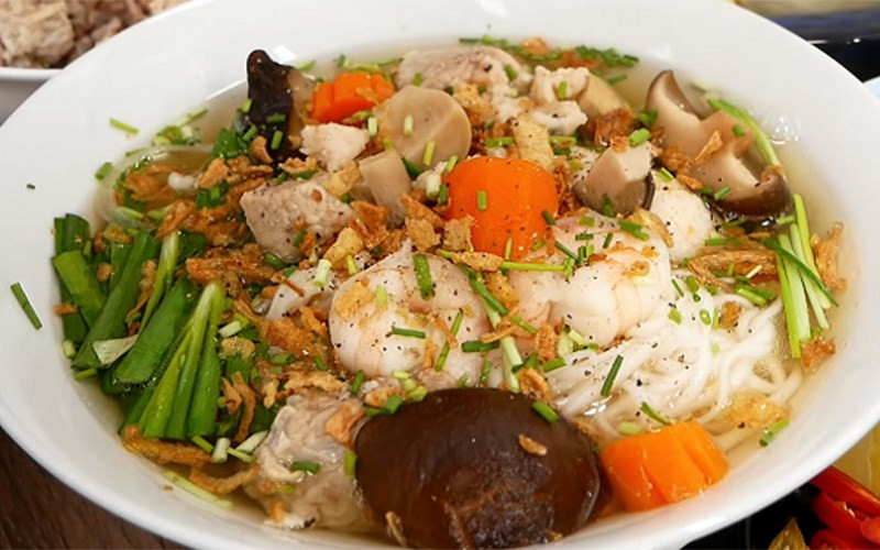 Tô hủ tiếu sườn nóng hổi, thơm ngon