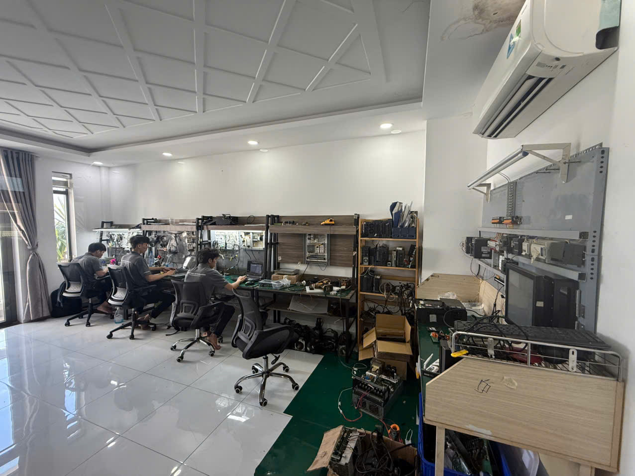 Phòng kỹ thuật sửa chữa tại Công ty Trần Gia