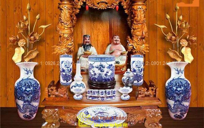 Bát hương được đặt ở giữa bàn thờ Thần Tài