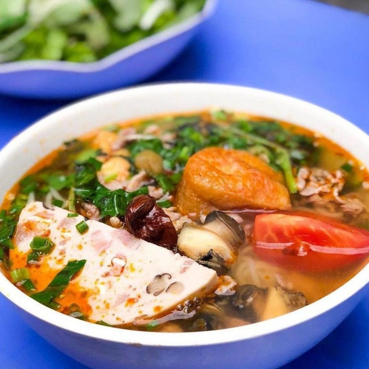 Bát bún ốc nóng hổi với đủ loại topping tại Bún Ốc Hàng Khoai