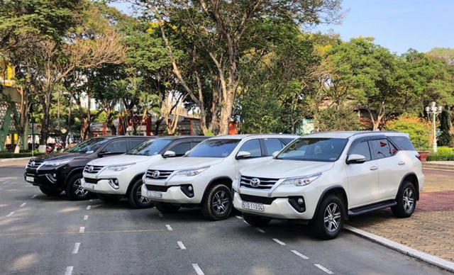 Một bức ảnh minh họa các phương pháp giới thiệu dịch vụ xe truyền thống và hiện đại.