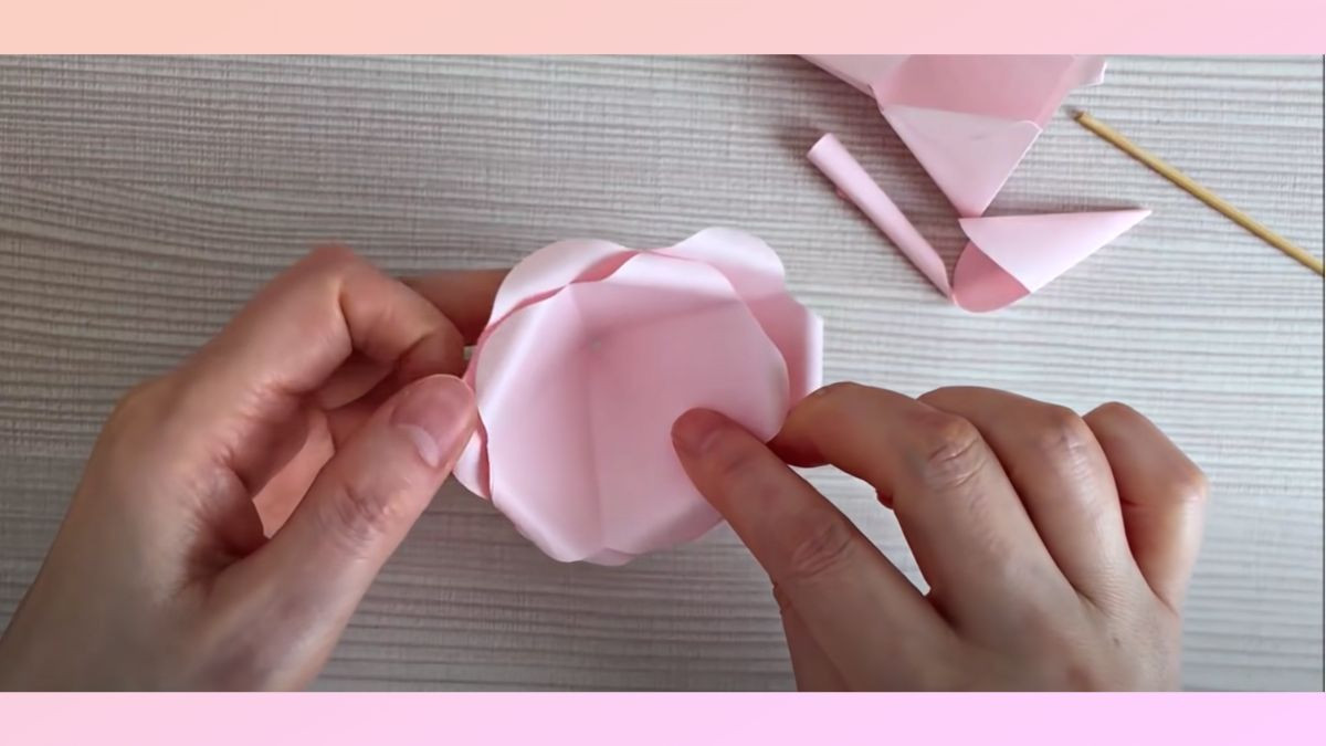 Xếp chồng các lớp cánh hoa để tạo bông hoa hoàn chỉnh