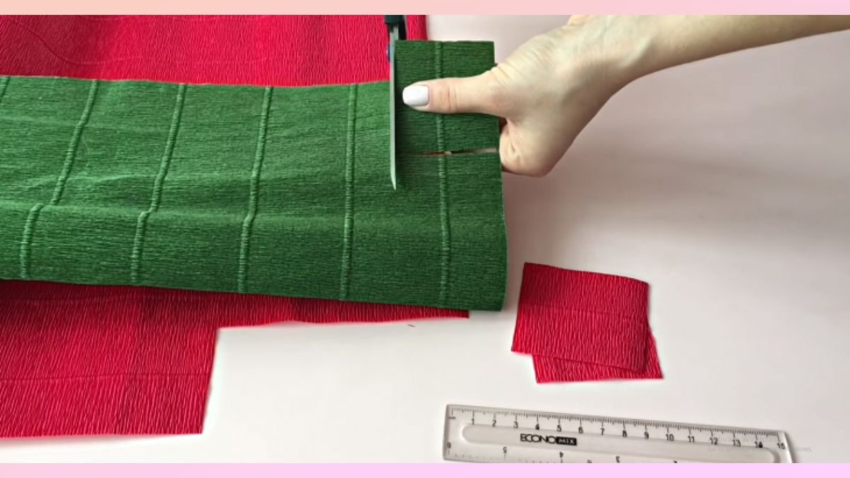 Cắt giấy nhún xanh thành hình chữ nhật 6x7cm làm đài hoa