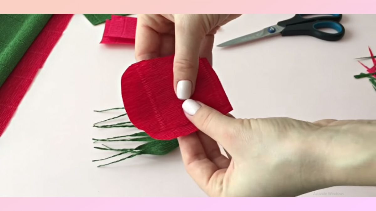 Xếp chồng và kéo giãn nhẹ hai lớp cánh hoa giấy nhún