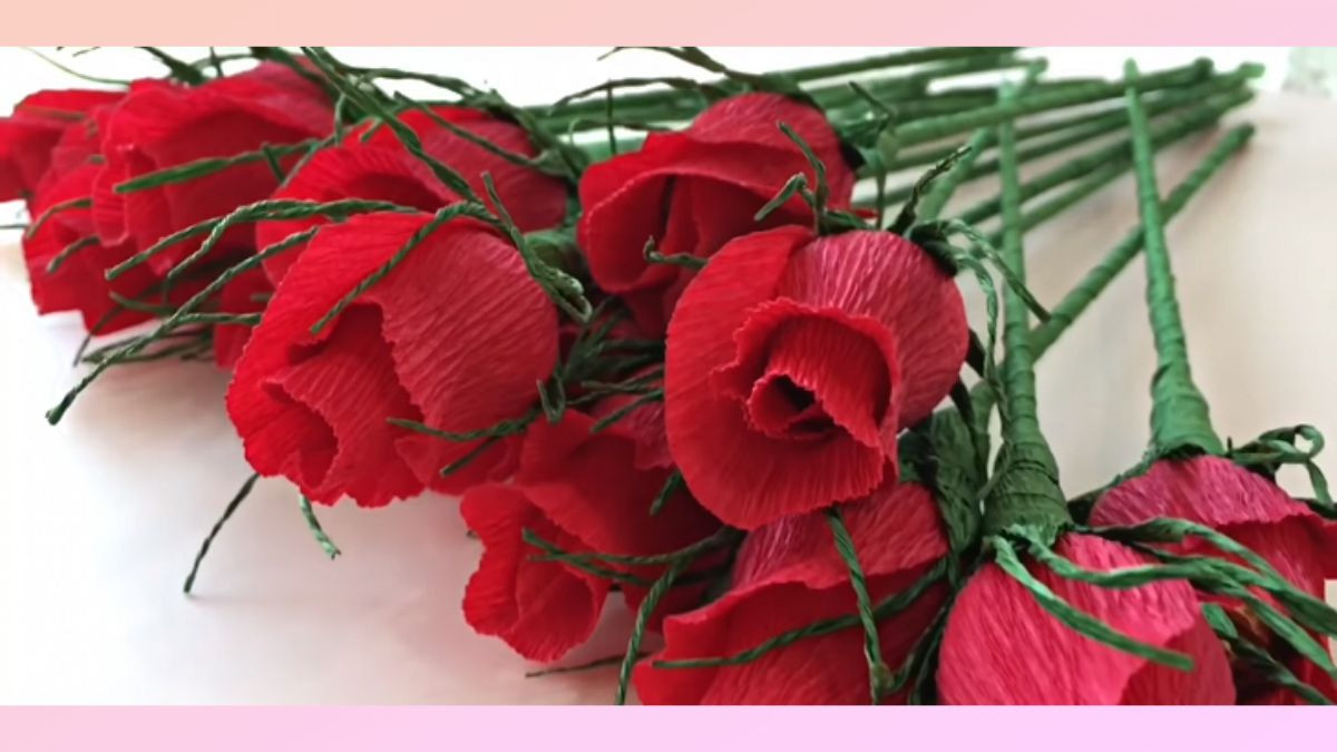 Gắn đài hoa và dùng giấy nhún xanh phủ quanh tăm tre làm cành