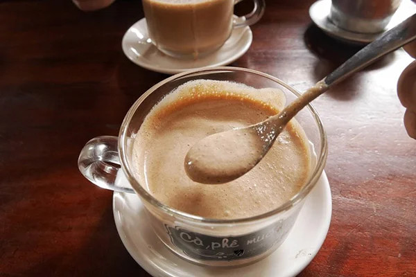 Cách thưởng thức cà phê muối, khuấy đều và nhâm nhi