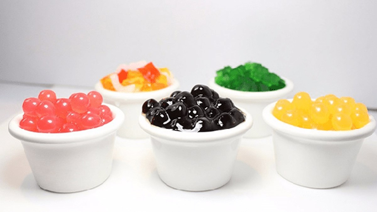 Đa dạng các loại topping như trân châu, hạt thủy tinh, thạch, bánh flan cho trà sữa