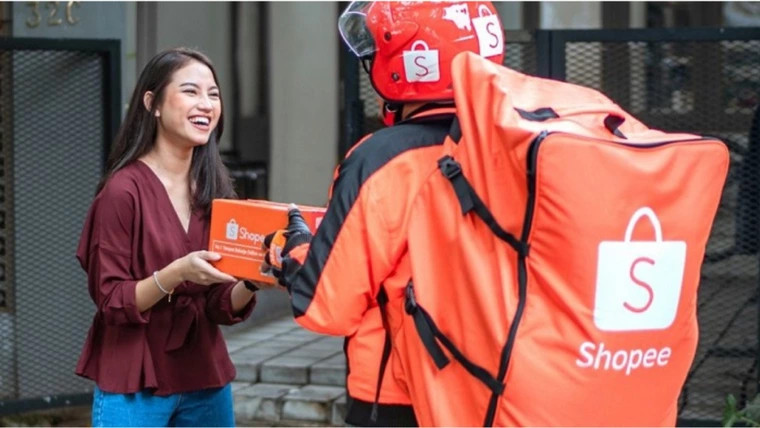 Nhân viên Shopee Express đang kiểm tra kiện hàng tại một kho hàng