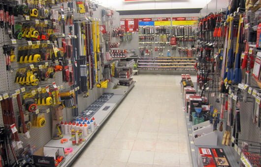 Cửa hàng kim khí với nhiều mặt hàng đa dạng, thể hiện xu hướng kinh doanh tiềm năng