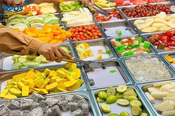 Người bán hàng tương tác với khách hàng qua điện thoại