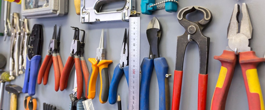 Hình ảnh minh họa các loại dụng cụ kim khí được trưng bày trong cửa hàng