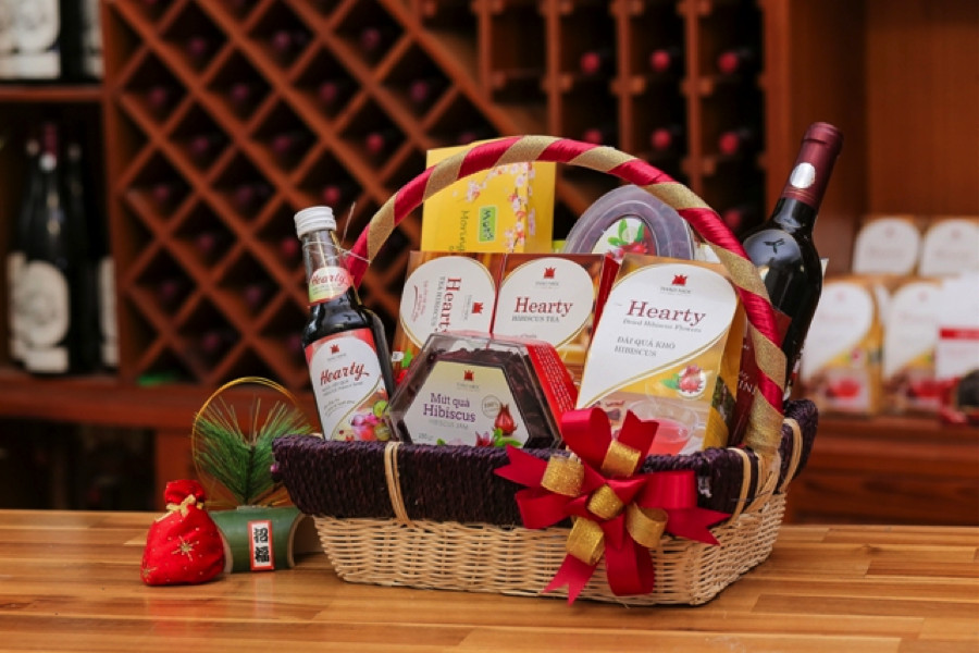 Giỏ quà Tết với đa dạng bánh kẹo, rượu nhập khẩu