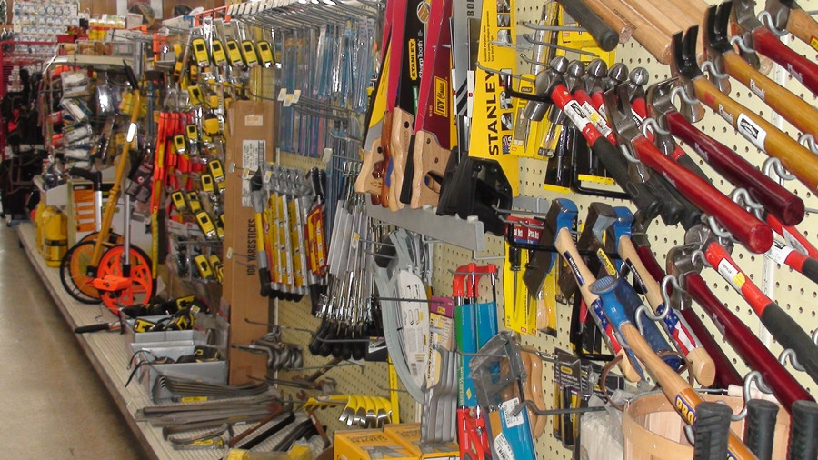 Người đang suy nghĩ về việc bắt đầu kinh doanh cửa hàng kim khí