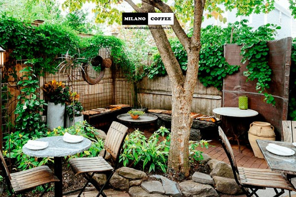 Mô hình cà phê sân vườn nhỏ phong cách làng quê Việt với mái ngói và cây xanh