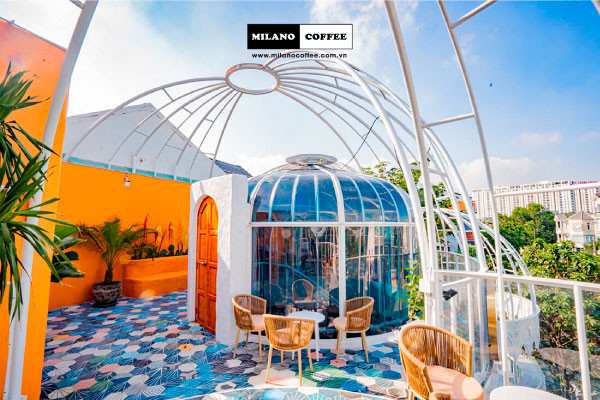 Mô hình cà phê sân vườn nhỏ theo phong cách Châu Âu với bàn ghế sắt cổ điển và hoa