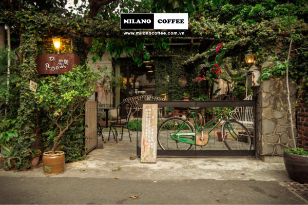 Mô hình cà phê sân vườn nhỏ theo phong cách Vintage với đồ trang trí cũ và cây xanh