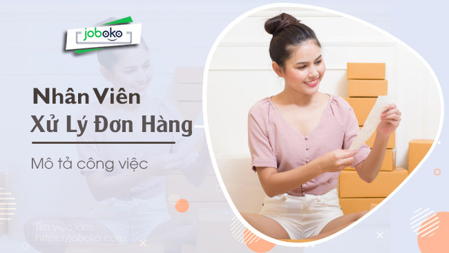 Một nhân viên đang theo dõi và xử lý đơn hàng trên máy tính