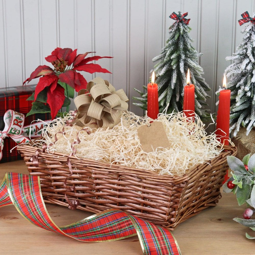 Lót giấy lụa vào giỏ quà Tết